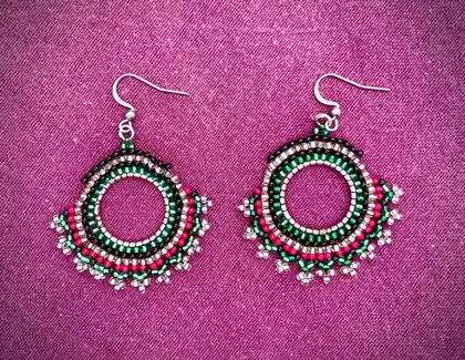 Pendentes artesanais feitos con contas de vidro
