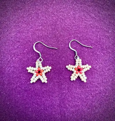 Pendentes con forma de estrela feitos con contas de vidro
