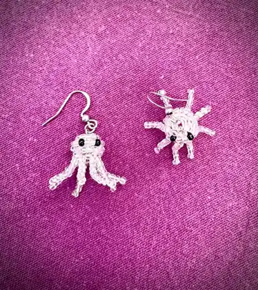 Pendentes artesanais inspirados nunha medusa