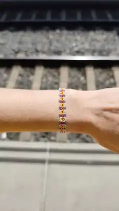 Pulseira artesanal de contas de vidro con motivos florais