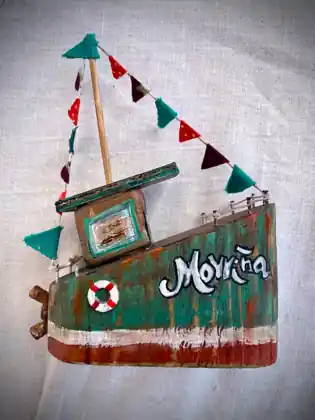 Pequeno barco artesanal feito en madeira recuperada