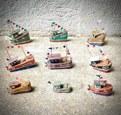 Colección de pequenos barcos artesanais en madeira