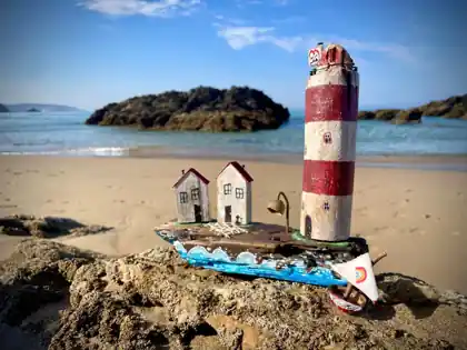 Miniatura artesanal con faro feita en madeira